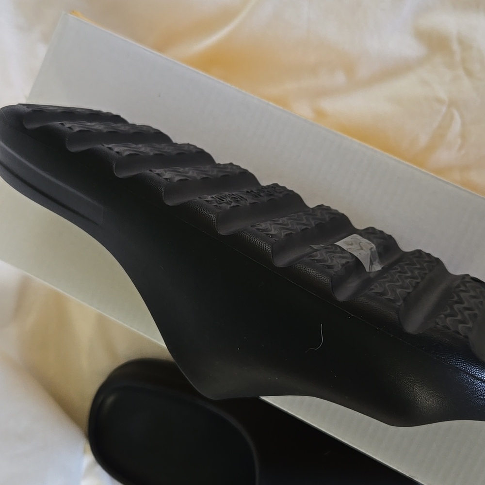 New UNIS Black Slide Sandals 10 - Picture 2 of 4